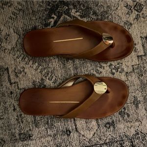 Report 5.5 women’s camel flip flops with gold detail